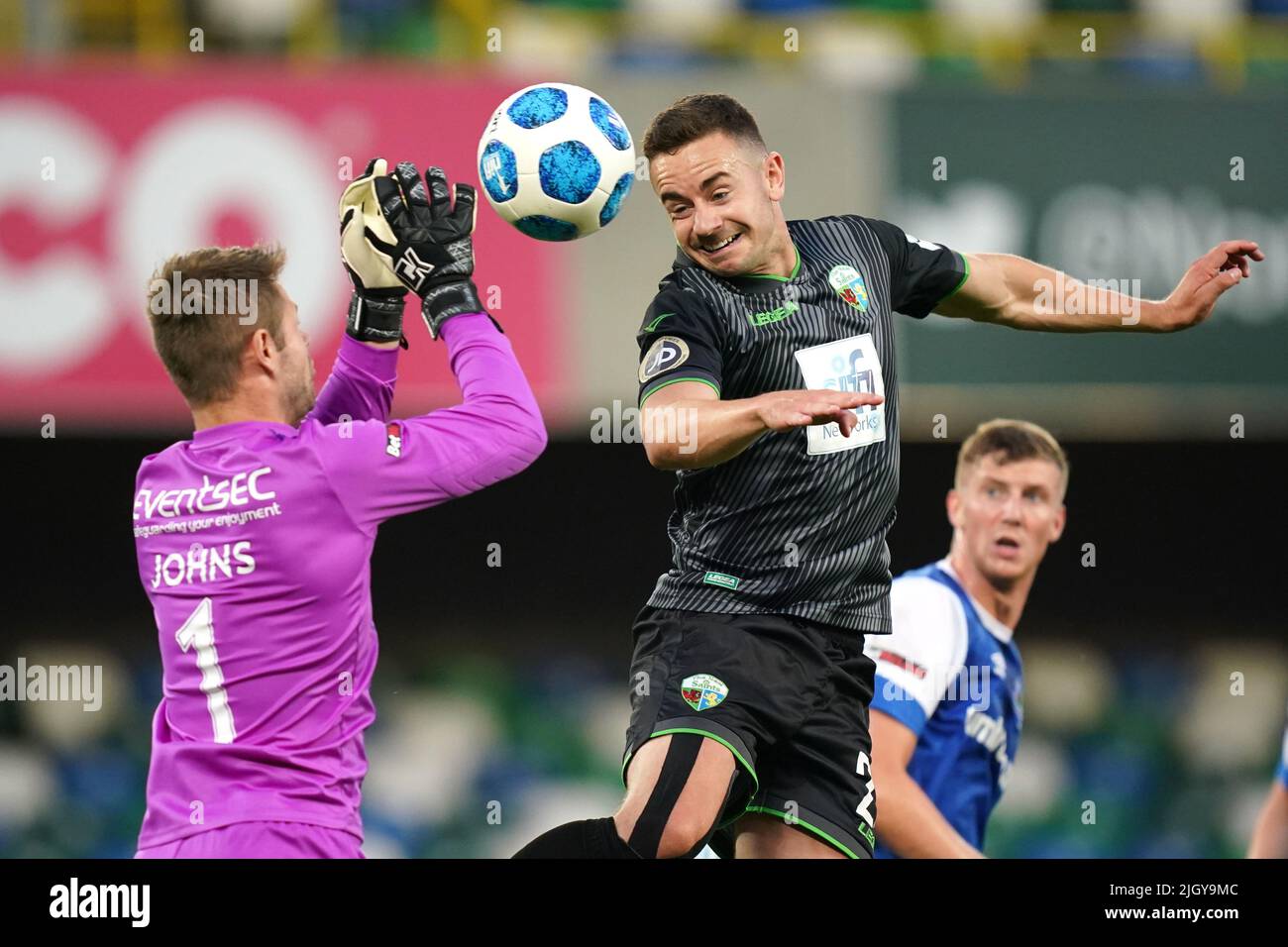 Der neue SaintsÕ Daniel Davies (rechts) geht beim Qualifikationsrunden-Spiel der UEFA Champions League im Windsor Park, Belfast, auf das Tor zu. Bilddatum: Mittwoch, 13. Juli 2022. Stockfoto