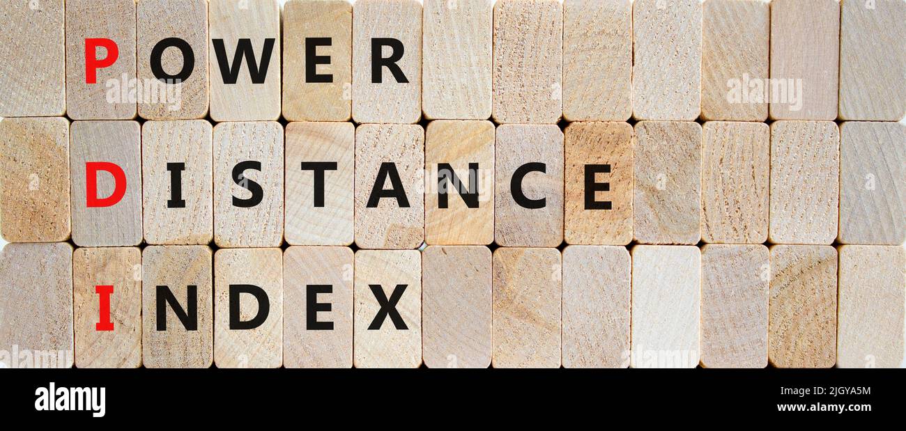 PDI-Leistungsindex. Concept Words PDI Power distance Index auf Holzblöcken auf einem schönen Holzhintergrund. PDI-Reichweite für Unternehmen Stockfoto