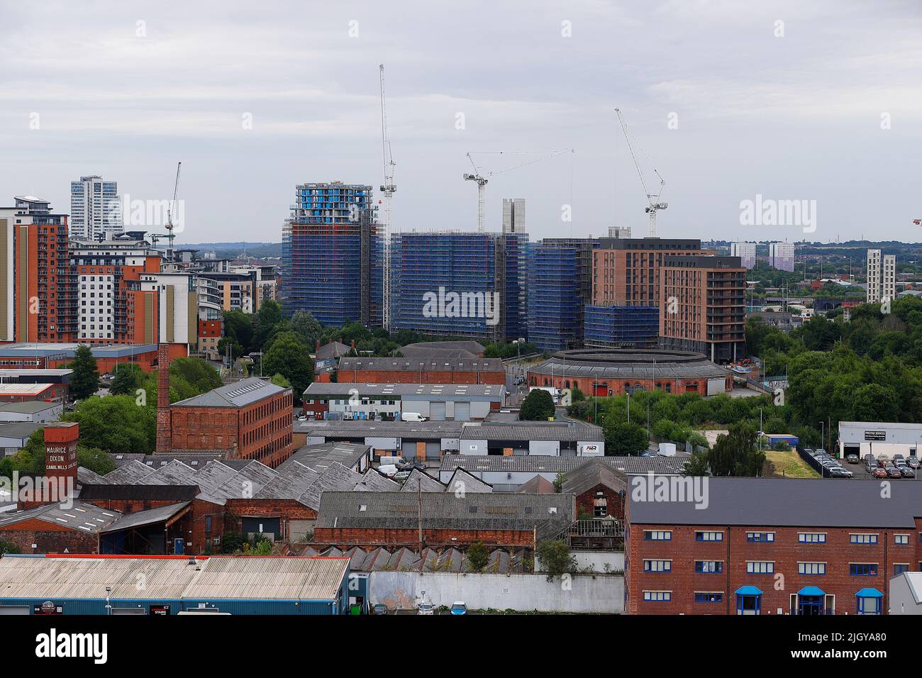 Blick über ein Industriegebiet an der Canal Road in Richtung der Wohnungen der Monk Bridge, die derzeit in Leeds gebaut werden. Stockfoto