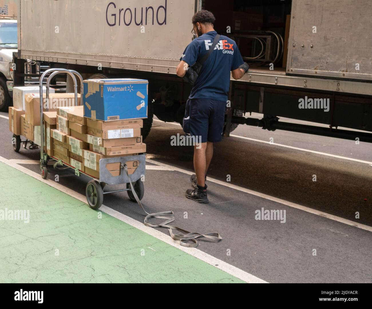 FedEx-Mitarbeiter, bevor er am Donnerstag, dem 7. Juli 2022, in New York zu seinen benannten Runden aufbricht. (© Richard B. Levine) Stockfoto