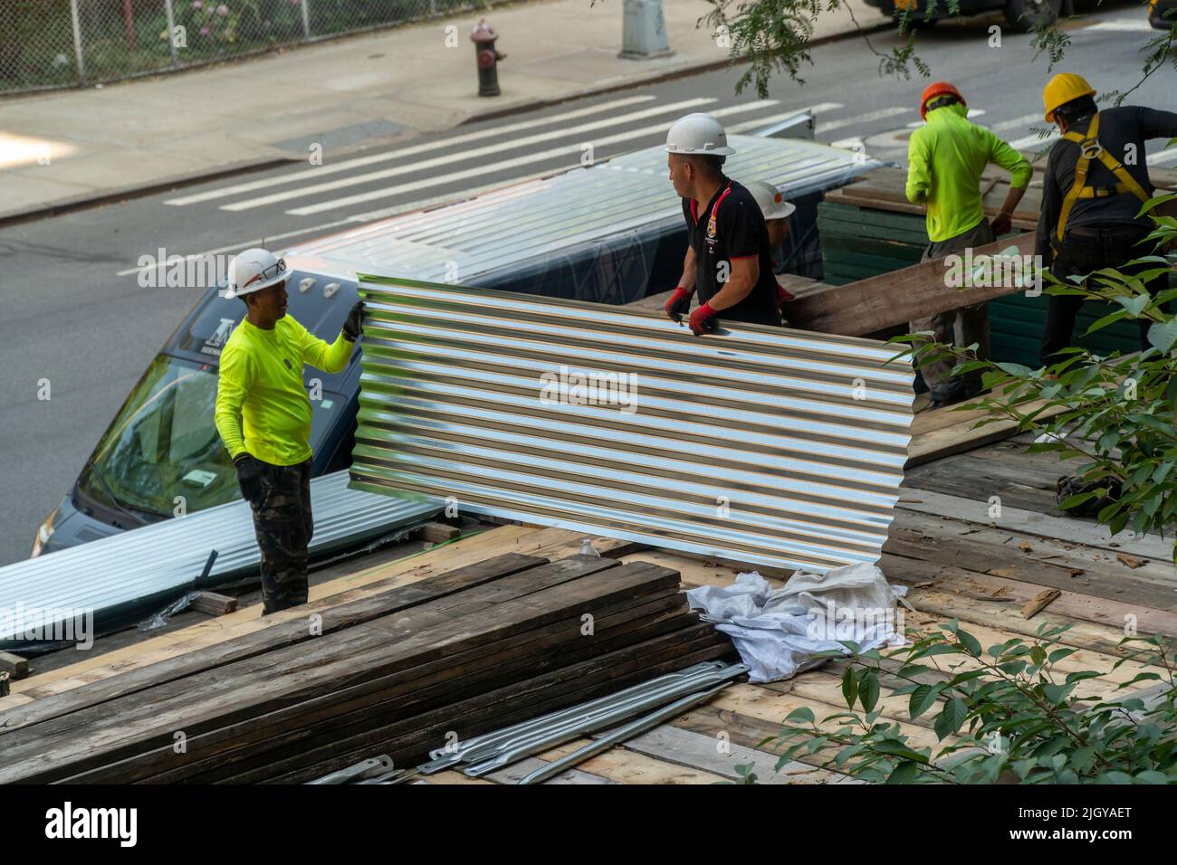 Am Dienstag, den 12. Juli 2022, bauen Arbeiter vor der Fassadeninspektion und -Reparatur vor einem Mehrfamilienhaus in Chelsea in New York einen Bürgersteig zusammen (© Richard B. Levine) Stockfoto