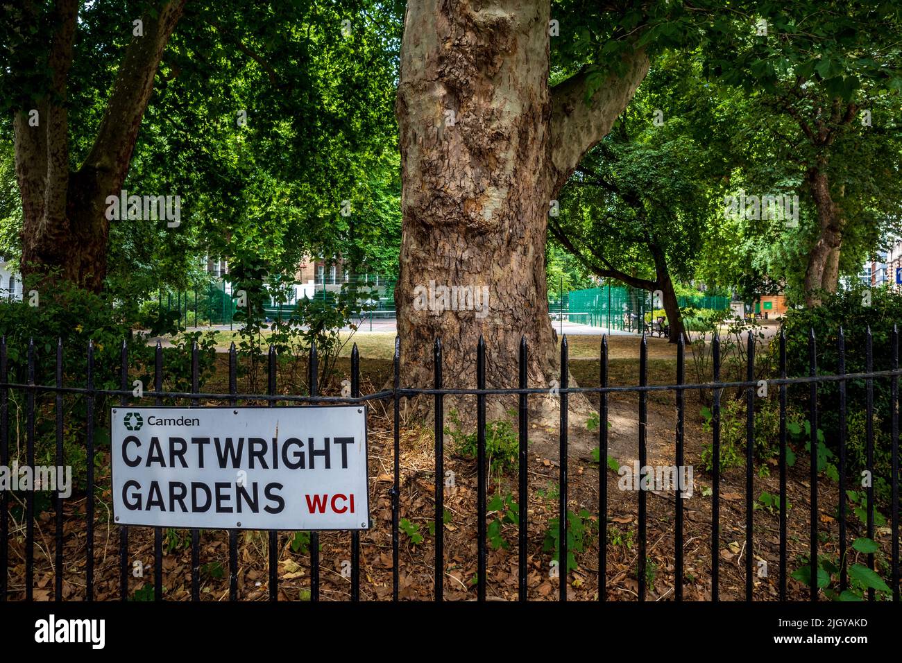 Cartwright Gardens Bloomsbury London. Crescent Shaped Park wurde 1811 eröffnet und 1908 nach dem politischen Reformator und ortsansässigen John Cartwright umbenannt. Stockfoto