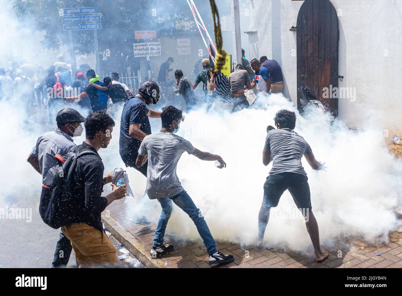 Colombo, Sri Lanka. 13.. Juli 2022. Demonstranten in Sri Lanka protestierten vor dem Büro des Premierministers gegen Premierminister Ranil Wickremesinghe (amtierender Präsident). Die Demonstranten wurden verärgert, nachdem Präsident Gotabhaya Rajapaksha heute auf die Malediven geflohen war. (Foto: ISURA Nimantha/Pacific Press) Quelle: Pacific Press Media Production Corp./Alamy Live News Stockfoto