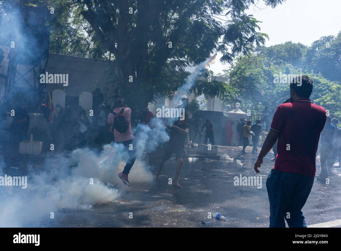 Colombo, Sri Lanka. 13.. Juli 2022. Demonstranten in Sri Lanka protestierten vor dem Büro des Premierministers gegen Premierminister Ranil Wickremesinghe (amtierender Präsident). Die Demonstranten wurden verärgert, nachdem Präsident Gotabhaya Rajapaksha heute auf die Malediven geflohen war. (Foto: ISURA Nimantha/Pacific Press) Quelle: Pacific Press Media Production Corp./Alamy Live News Stockfoto