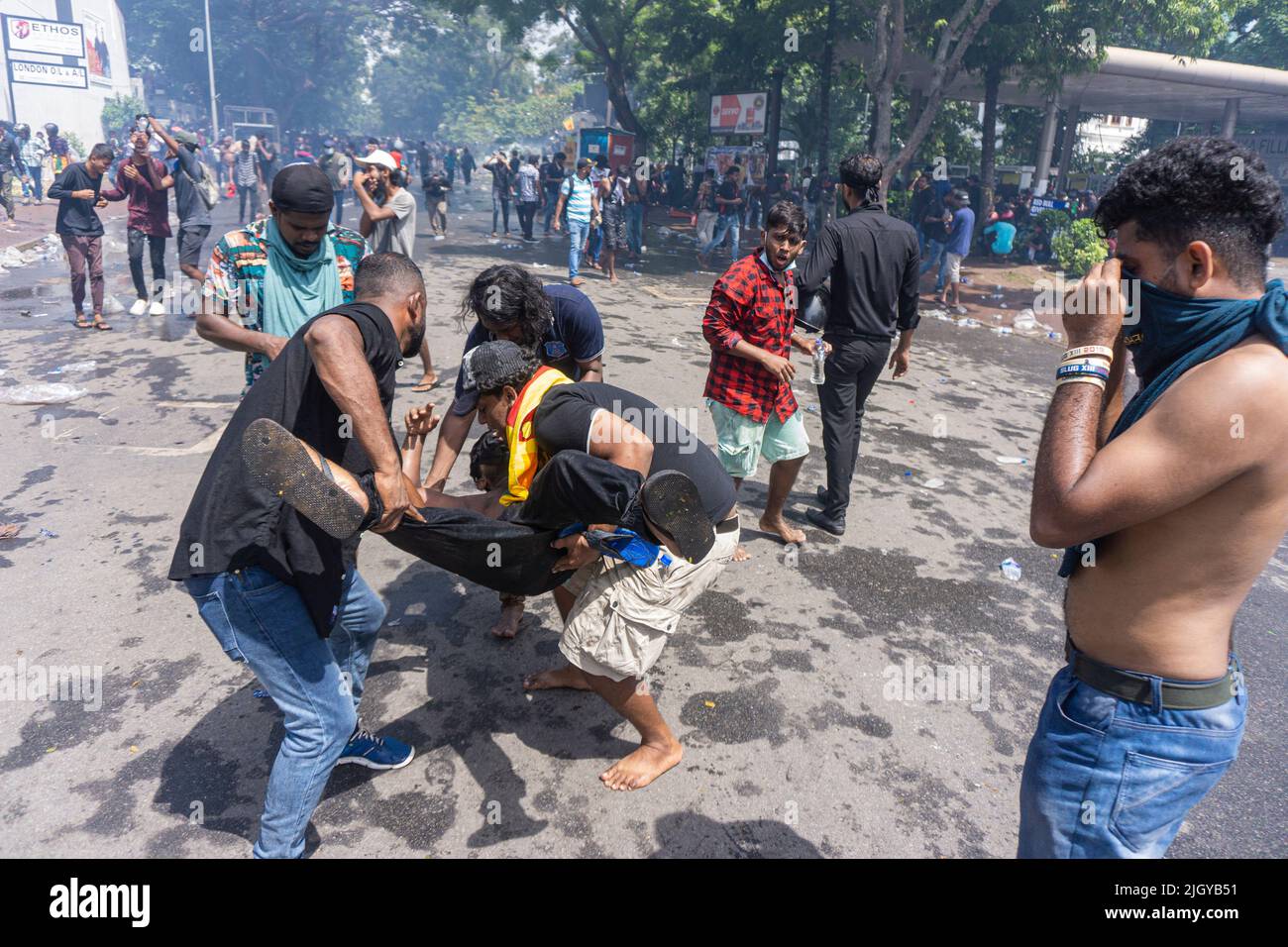 Colombo, Sri Lanka. 13.. Juli 2022. Demonstranten in Sri Lanka protestierten vor dem Büro des Premierministers gegen Premierminister Ranil Wickremesinghe (amtierender Präsident). Die Demonstranten wurden verärgert, nachdem Präsident Gotabhaya Rajapaksha heute auf die Malediven geflohen war. (Foto: ISURA Nimantha/Pacific Press) Quelle: Pacific Press Media Production Corp./Alamy Live News Stockfoto