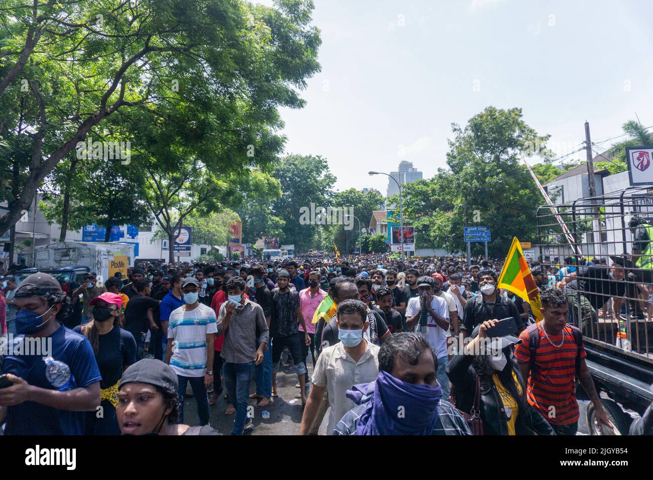 Colombo, Sri Lanka. 13.. Juli 2022. Demonstranten in Sri Lanka protestierten vor dem Büro des Premierministers gegen Premierminister Ranil Wickremesinghe (amtierender Präsident). Die Demonstranten wurden verärgert, nachdem Präsident Gotabhaya Rajapaksha heute auf die Malediven geflohen war. (Foto: ISURA Nimantha/Pacific Press) Quelle: Pacific Press Media Production Corp./Alamy Live News Stockfoto