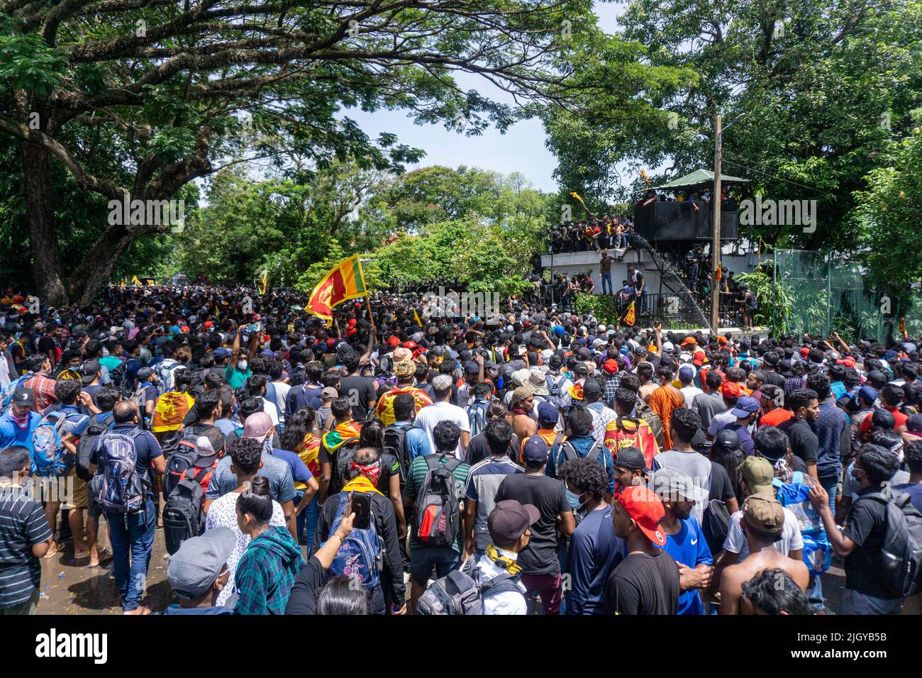 Colombo, Sri Lanka. 13.. Juli 2022. Demonstranten in Sri Lanka protestierten vor dem Büro des Premierministers gegen Premierminister Ranil Wickremesinghe (amtierender Präsident). Die Demonstranten wurden verärgert, nachdem Präsident Gotabhaya Rajapaksha heute auf die Malediven geflohen war. (Foto: ISURA Nimantha/Pacific Press) Quelle: Pacific Press Media Production Corp./Alamy Live News Stockfoto
