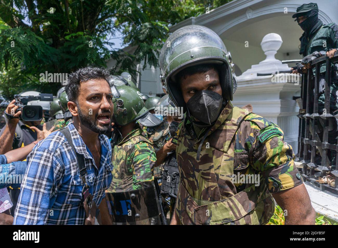 Colombo, Sri Lanka. 13.. Juli 2022. Demonstranten in Sri Lanka protestierten vor dem Büro des Premierministers gegen Premierminister Ranil Wickremesinghe (amtierender Präsident). Die Demonstranten wurden verärgert, nachdem Präsident Gotabhaya Rajapaksha heute auf die Malediven geflohen war. (Foto: ISURA Nimantha/Pacific Press) Quelle: Pacific Press Media Production Corp./Alamy Live News Stockfoto