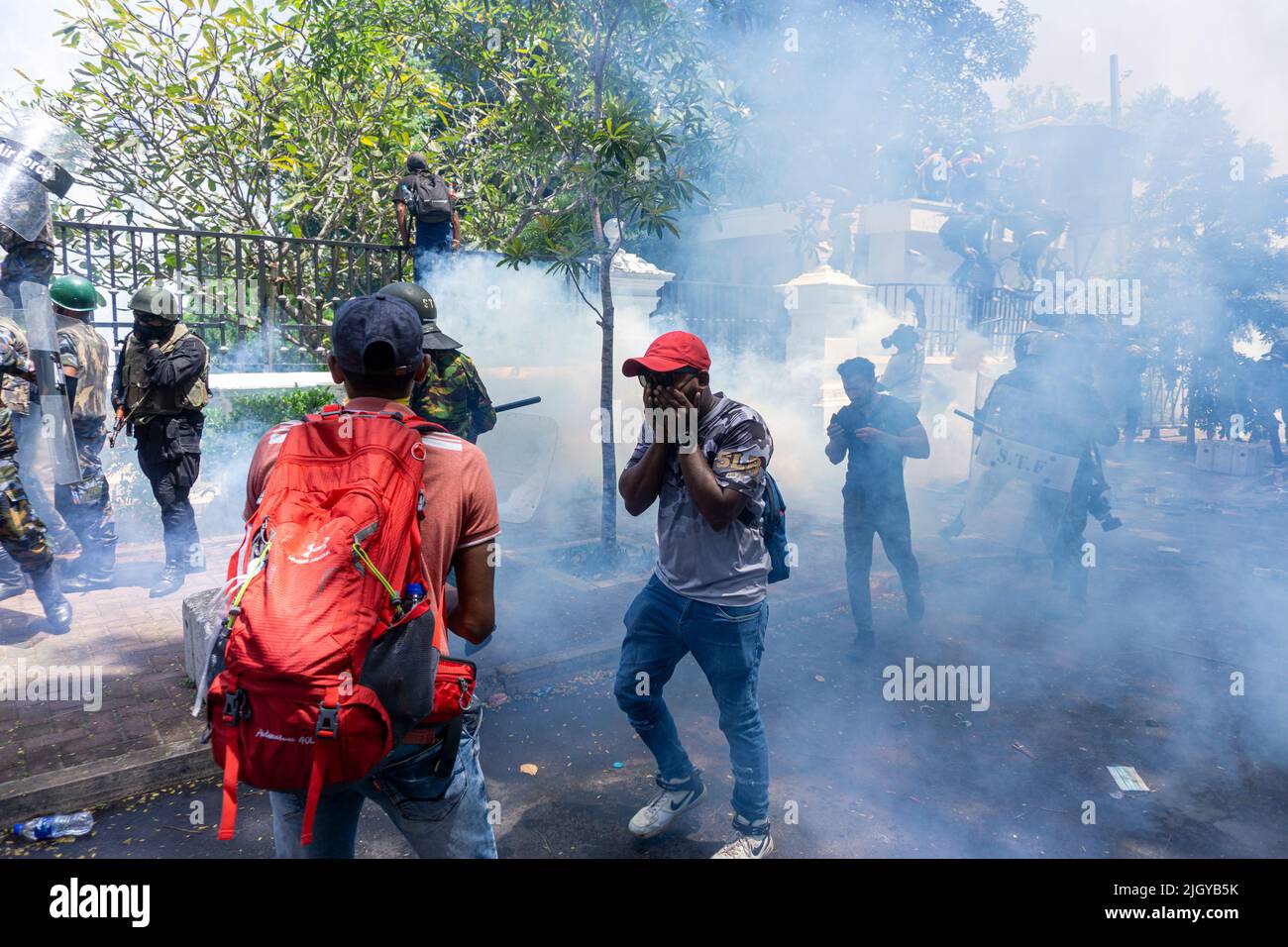 Colombo, Sri Lanka. 13.. Juli 2022. Demonstranten in Sri Lanka protestierten vor dem Büro des Premierministers gegen Premierminister Ranil Wickremesinghe (amtierender Präsident). Die Demonstranten wurden verärgert, nachdem Präsident Gotabhaya Rajapaksha heute auf die Malediven geflohen war. (Foto: ISURA Nimantha/Pacific Press) Quelle: Pacific Press Media Production Corp./Alamy Live News Stockfoto