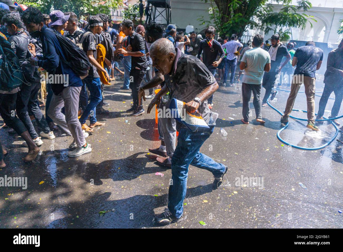 Colombo, Sri Lanka. 13.. Juli 2022. Demonstranten in Sri Lanka protestierten vor dem Büro des Premierministers gegen Premierminister Ranil Wickremesinghe (amtierender Präsident). Die Demonstranten wurden verärgert, nachdem Präsident Gotabhaya Rajapaksha heute auf die Malediven geflohen war. (Foto: ISURA Nimantha/Pacific Press) Quelle: Pacific Press Media Production Corp./Alamy Live News Stockfoto