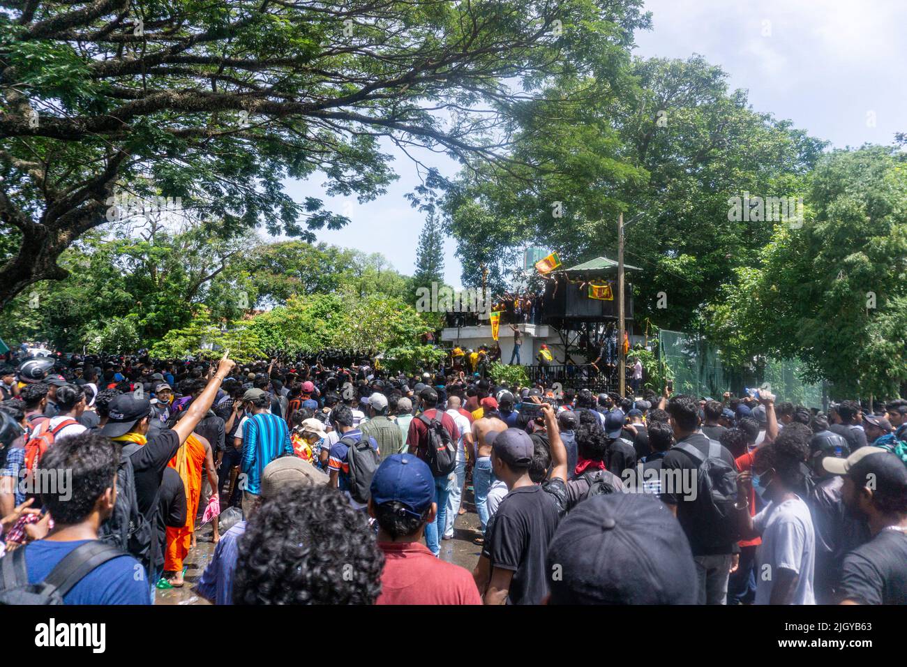 Colombo, Sri Lanka. 13.. Juli 2022. Demonstranten in Sri Lanka protestierten vor dem Büro des Premierministers gegen Premierminister Ranil Wickremesinghe (amtierender Präsident). Die Demonstranten wurden verärgert, nachdem Präsident Gotabhaya Rajapaksha heute auf die Malediven geflohen war. (Foto: ISURA Nimantha/Pacific Press) Quelle: Pacific Press Media Production Corp./Alamy Live News Stockfoto