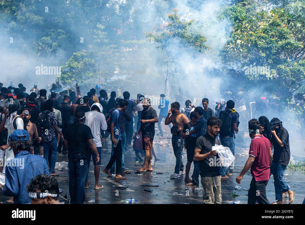 Colombo, Sri Lanka. 13.. Juli 2022. Demonstranten in Sri Lanka protestierten vor dem Büro des Premierministers gegen Premierminister Ranil Wickremesinghe (amtierender Präsident). Die Demonstranten wurden verärgert, nachdem Präsident Gotabhaya Rajapaksha heute auf die Malediven geflohen war. (Foto: ISURA Nimantha/Pacific Press) Quelle: Pacific Press Media Production Corp./Alamy Live News Stockfoto