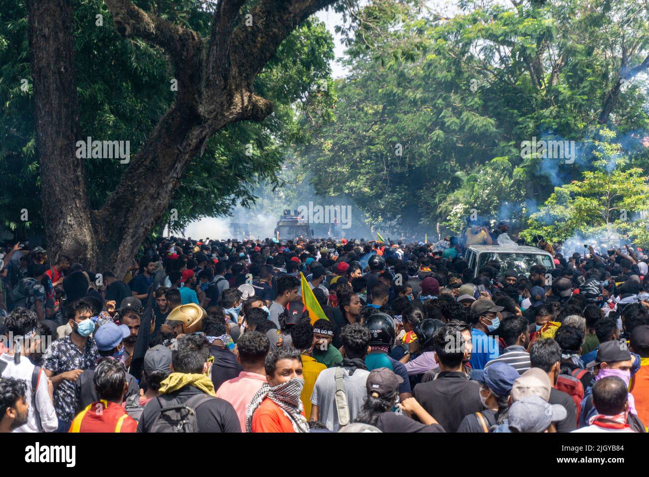 Colombo, Sri Lanka. 13.. Juli 2022. Demonstranten in Sri Lanka protestierten vor dem Büro des Premierministers gegen Premierminister Ranil Wickremesinghe (amtierender Präsident). Die Demonstranten wurden verärgert, nachdem Präsident Gotabhaya Rajapaksha heute auf die Malediven geflohen war. (Foto: ISURA Nimantha/Pacific Press) Quelle: Pacific Press Media Production Corp./Alamy Live News Stockfoto