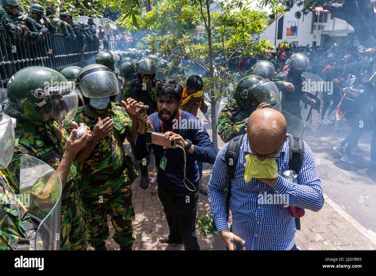 Colombo, Sri Lanka. 13.. Juli 2022. Demonstranten in Sri Lanka protestierten vor dem Büro des Premierministers gegen Premierminister Ranil Wickremesinghe (amtierender Präsident). Die Demonstranten wurden verärgert, nachdem Präsident Gotabhaya Rajapaksha heute auf die Malediven geflohen war. (Foto: ISURA Nimantha/Pacific Press) Quelle: Pacific Press Media Production Corp./Alamy Live News Stockfoto