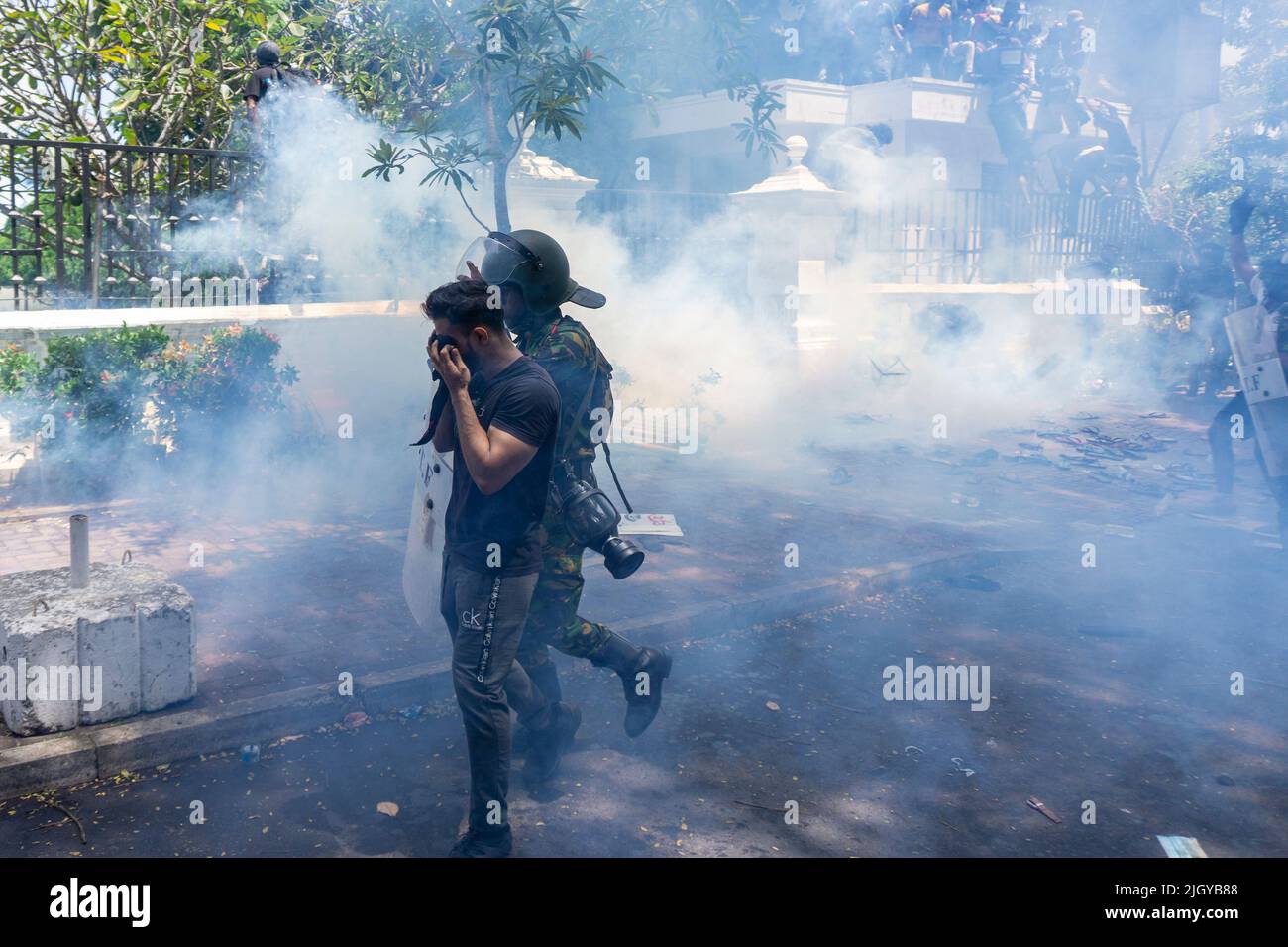 Colombo, Sri Lanka. 13.. Juli 2022. Demonstranten in Sri Lanka protestierten vor dem Büro des Premierministers gegen Premierminister Ranil Wickremesinghe (amtierender Präsident). Die Demonstranten wurden verärgert, nachdem Präsident Gotabhaya Rajapaksha heute auf die Malediven geflohen war. (Foto: ISURA Nimantha/Pacific Press) Quelle: Pacific Press Media Production Corp./Alamy Live News Stockfoto