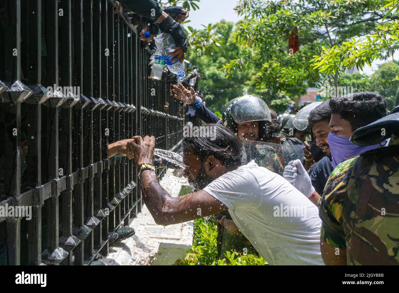 Colombo, Sri Lanka. 13.. Juli 2022. Demonstranten in Sri Lanka protestierten vor dem Büro des Premierministers gegen Premierminister Ranil Wickremesinghe (amtierender Präsident). Die Demonstranten wurden verärgert, nachdem Präsident Gotabhaya Rajapaksha heute auf die Malediven geflohen war. (Foto: ISURA Nimantha/Pacific Press) Quelle: Pacific Press Media Production Corp./Alamy Live News Stockfoto