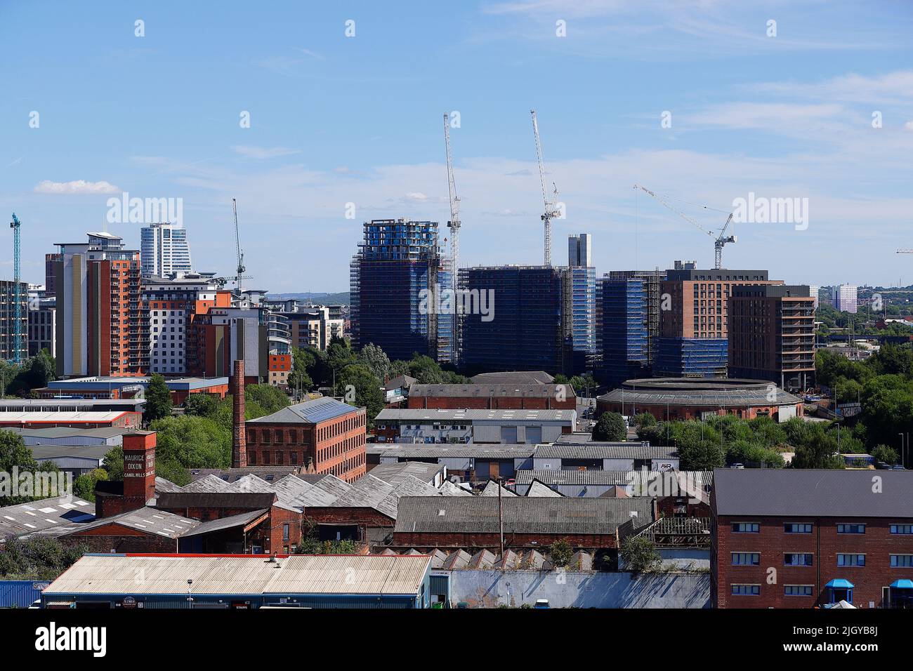 Blick über ein Industriegebiet an der Canal Road in Richtung der Wohnungen der Monk Bridge, die derzeit in Leeds gebaut werden. Stockfoto