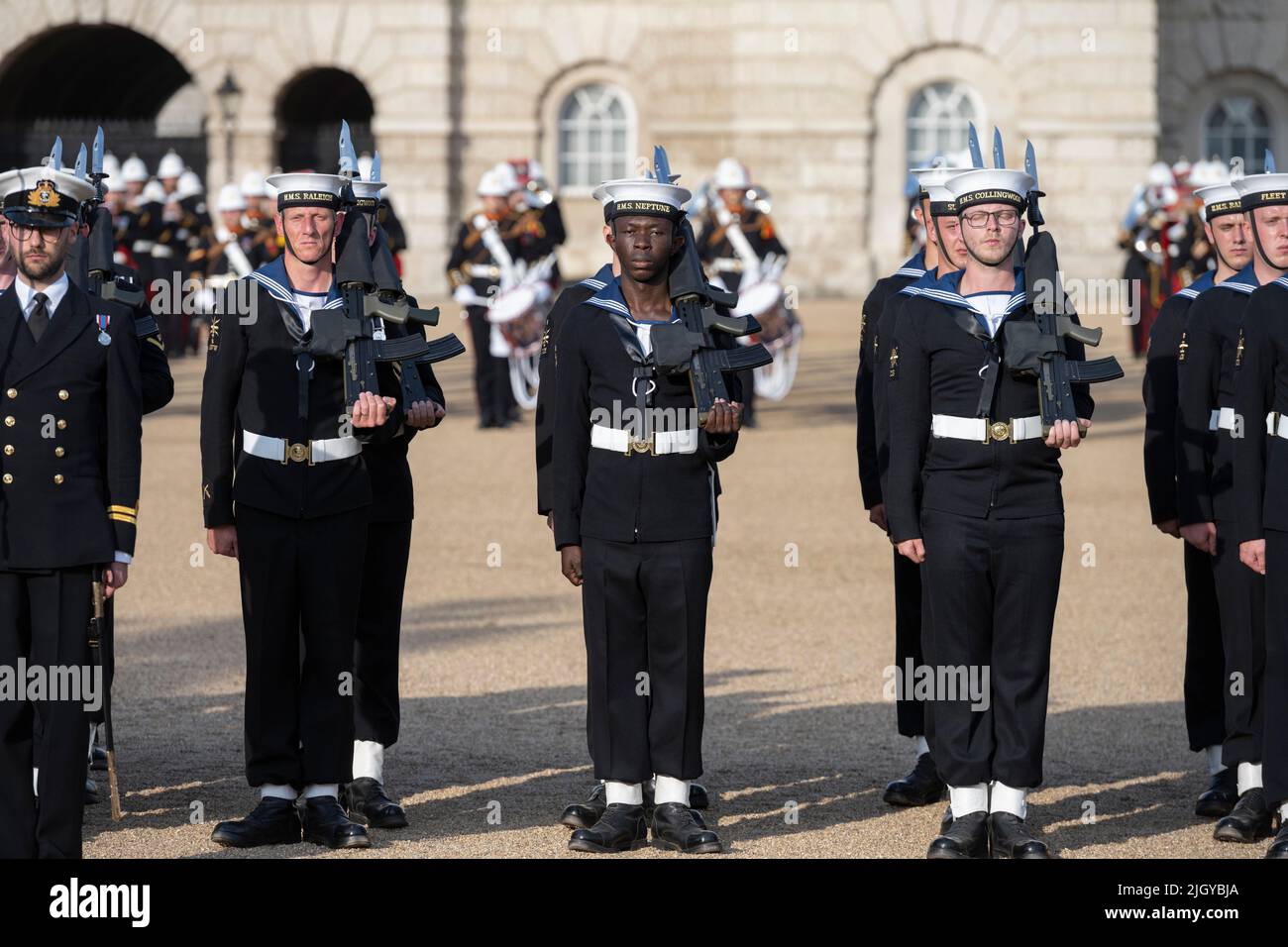 Horse Guards Parade, London, Großbritannien. 13. Juli 2022. An einem Ort, der normalerweise mit dem „Trooping the Colour“ in Verbindung steht, übernehmen die massierten Banden von „HM Royal Marines Schläge Retreat“ zwei Nächte lang die Pferdewache. Ein spektakulärer Abend mit herausragender Militärmusik und Prunk, an dem über 200 der besten Militärmusiker der Welt, Präzisionsbohrer des 40 starken Drums-Korps und eine 100 starke Ehrengarde der Royal Navy zu sehen sind. Diese historische Parade, einschließlich der emotionalen Zeremonie bei Sonnenuntergang auf der Marine, wird auf der Horse Guards Parade vor dem Hintergrund des St. James's Park aufgeführt. Quelle: Malcolm Park/Alamy Live News Stockfoto