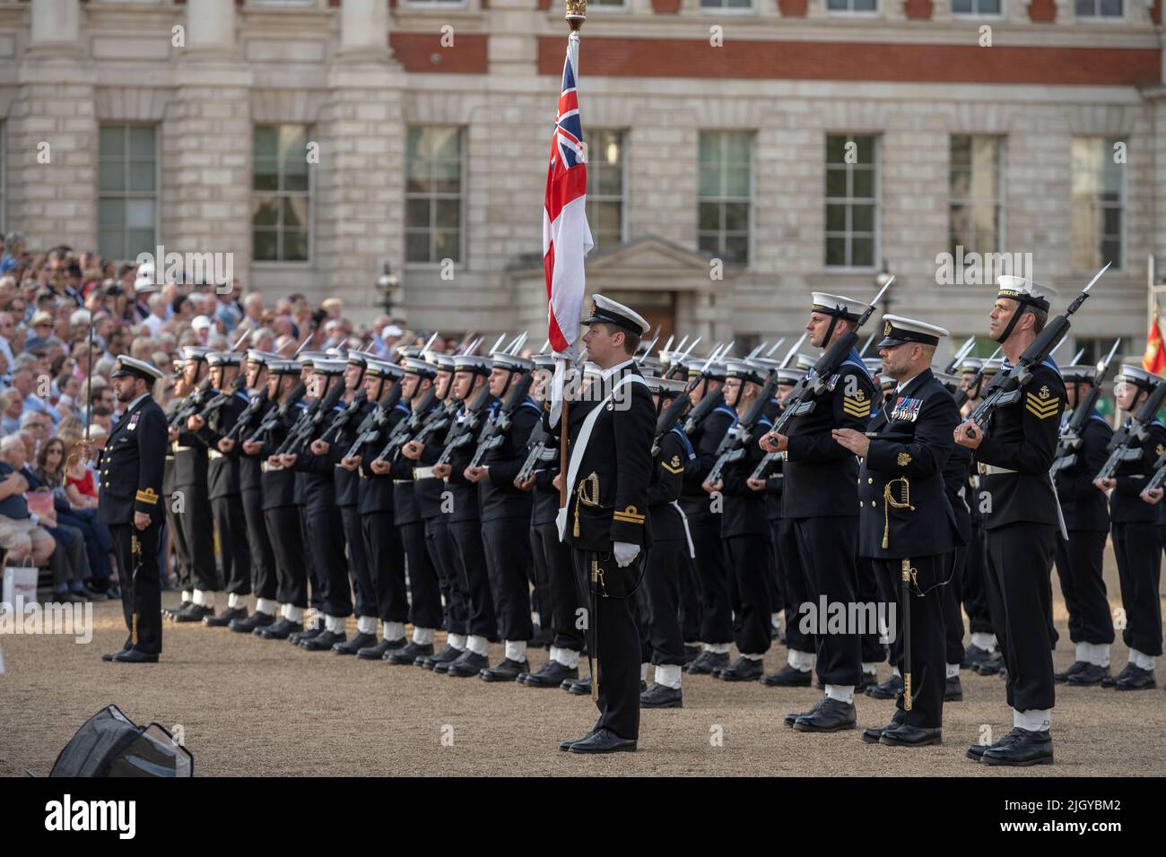 Horse Guards Parade, London, Großbritannien. 13. Juli 2022. An einem Ort, der normalerweise mit dem „Trooping the Colour“ in Verbindung steht, übernehmen die massierten Banden von „HM Royal Marines Schläge Retreat“ zwei Nächte lang die Pferdewache. Ein spektakulärer Abend mit herausragender Militärmusik und Prunk, an dem über 200 der besten Militärmusiker der Welt, Präzisionsbohrer des 40 starken Drums-Korps und eine 100 starke Ehrengarde der Royal Navy zu sehen sind. Diese historische Parade, einschließlich der emotionalen Zeremonie bei Sonnenuntergang auf der Marine, wird auf der Horse Guards Parade vor dem Hintergrund des St. James's Park aufgeführt. Quelle: Malcolm Park/Alamy Live News Stockfoto