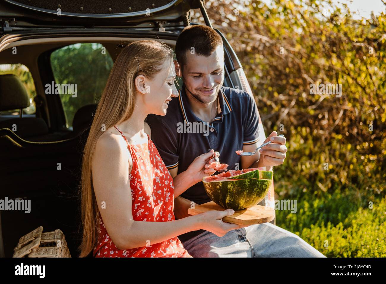 Preisgünstige Europäische Flitterwochen-Reiseziele. Brautpaar verliebt sich auf Sommer-Picknick mit Wassermelone. Stockfoto