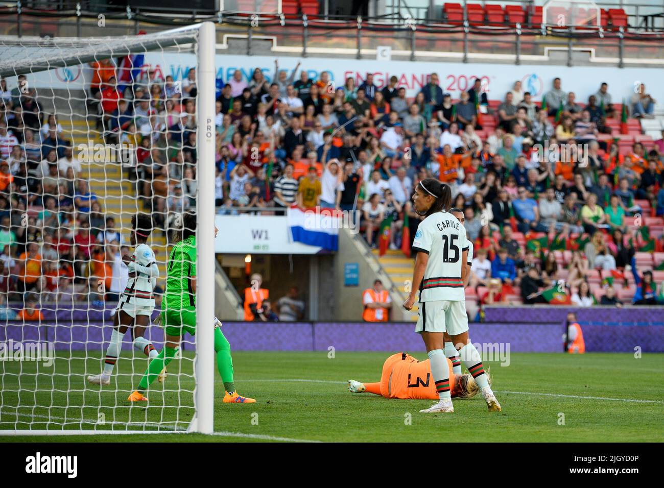 Wigan, England: 13/07/2022, 13.. Juli 2022, Leigh Sports Village, Wigan, England: Frauen Europäischer Internationaler Fußball, Niederlande gegen Portugal: Stefanie van der Gragt aus den Niederlanden bekommt einen Boot im Gesicht, während sie in der 16.. Minute das zweite Tor erzielte, um 2-0 gegen die Niederlande zu erreichen Stockfoto