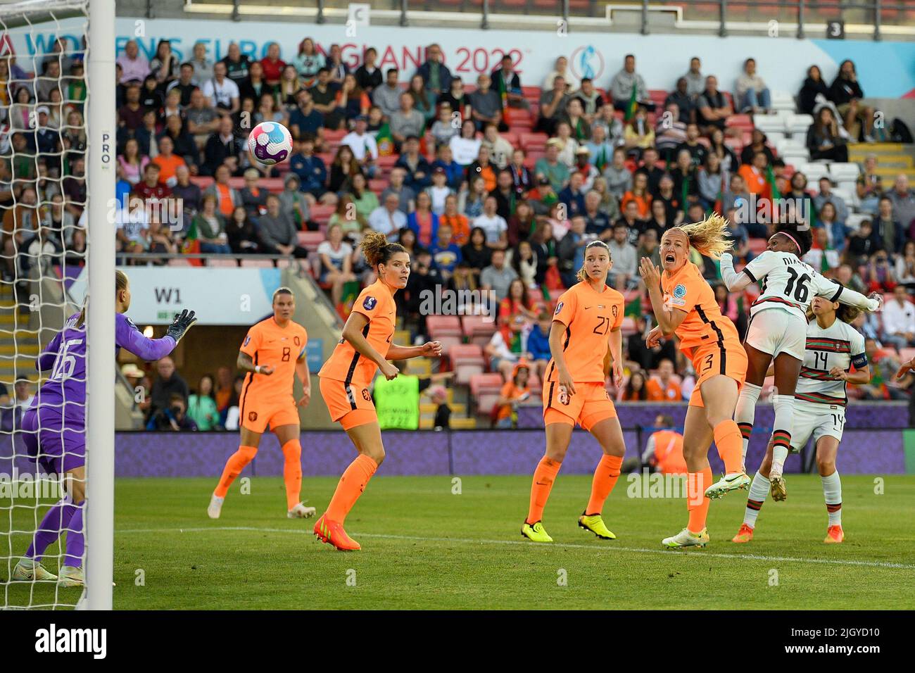 Wigan, England: 13/07/2022, 13.. Juli 2022, Leigh Sports Village, Wigan, England: Frauenfußball European International, Niederlande gegen Portugal: Die Portugalerin Diana Silva punktet in der 47.. Minute mit einem Kopfball, um 2-2 zu erreichen Stockfoto