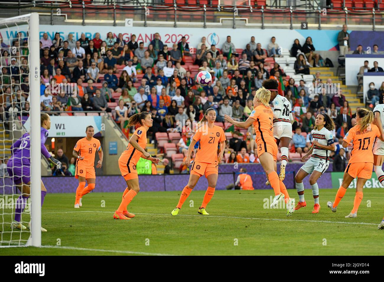 Wigan, England: 13/07/2022, 13.. Juli 2022, Leigh Sports Village, Wigan, England: Frauenfußball European International, Niederlande gegen Portugal: Die Portugalerin Diana Silva punktet in der 47.. Minute mit einem Kopfball, um 2-2 zu erreichen Stockfoto