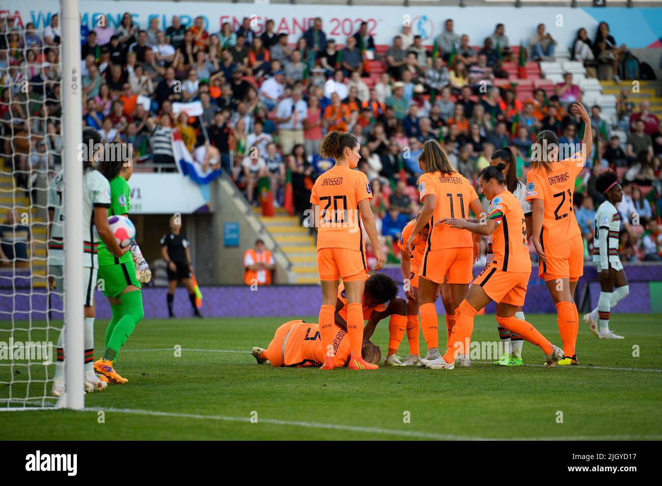 Wigan, England: 13/07/2022, 13.. Juli 2022, Leigh Sports Village, Wigan, England: Frauen Europäischer Internationaler Fußball, Niederlande gegen Portugal: Stefanie van der Gragt aus den Niederlanden bekommt einen Boot im Gesicht, während sie in der 16.. Minute das zweite Tor erzielte, um 2-0 gegen die Niederlande zu erreichen Stockfoto
