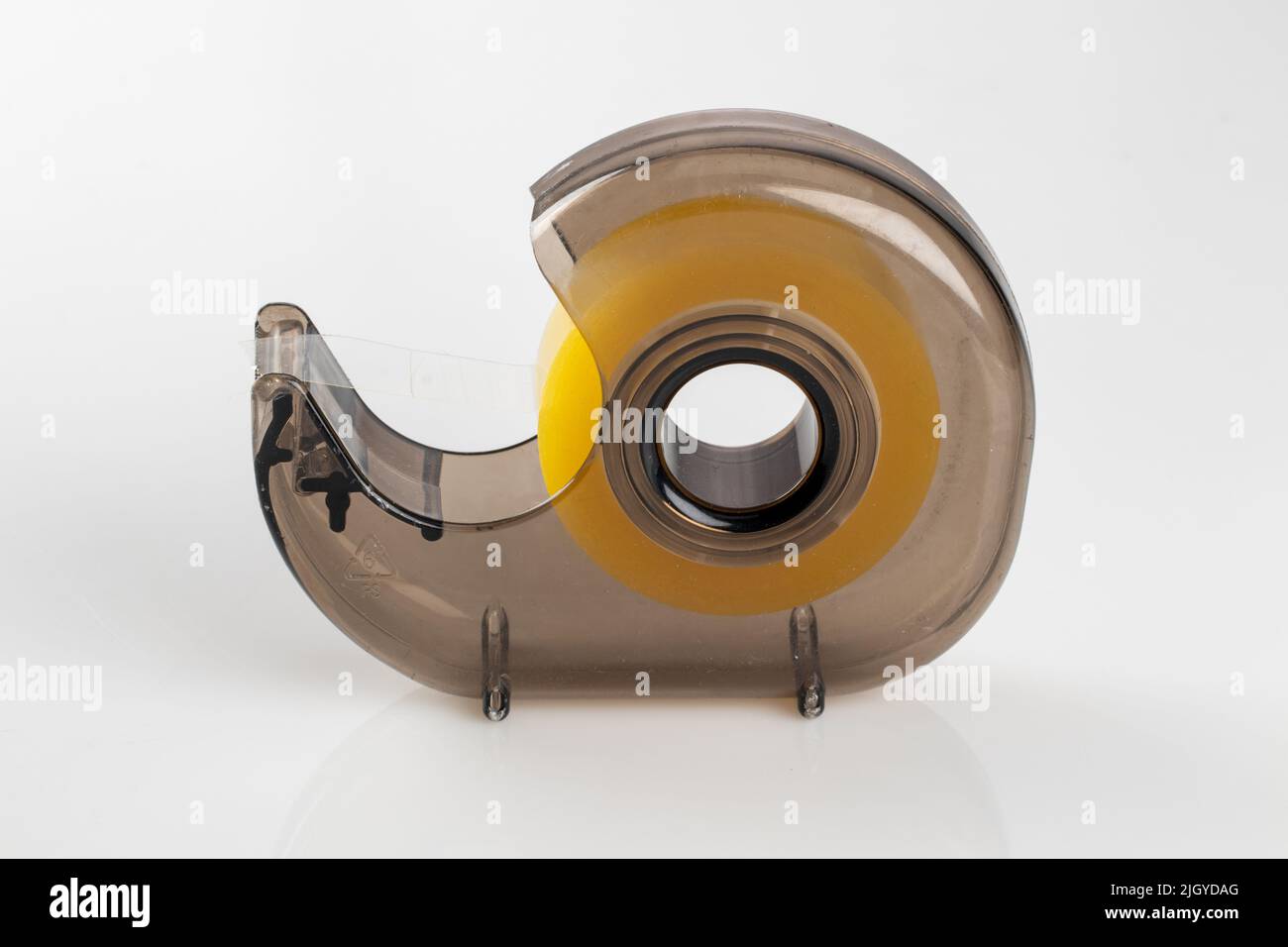 Klebebandspender mit Klebeband, isoliert auf weißem Hintergrund Stockfoto