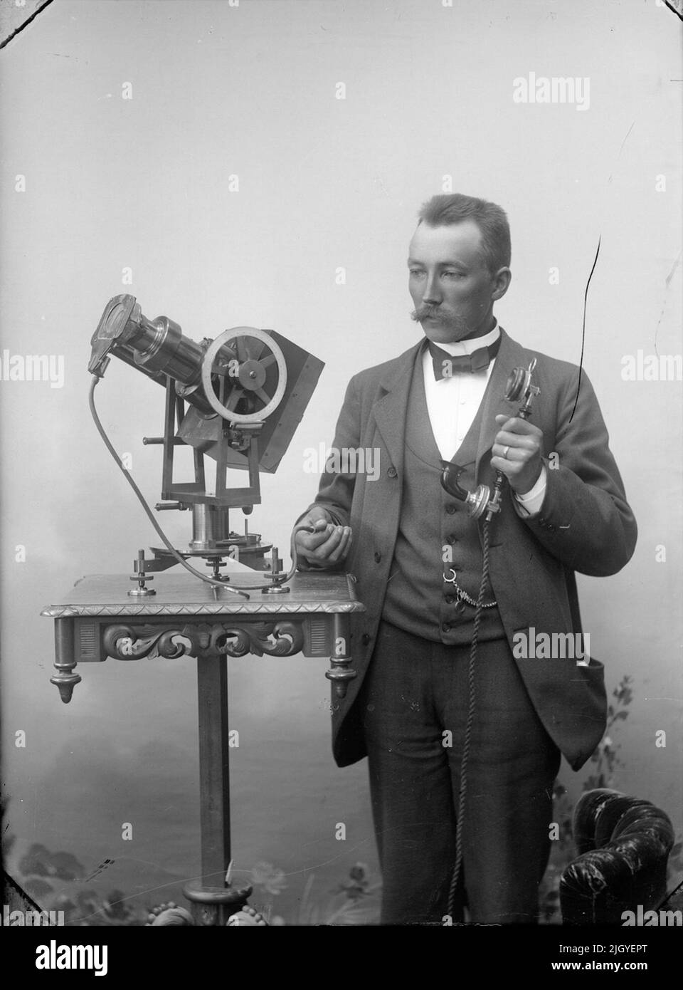 Meteorologe Jonas Westman mit meteorologischem Messgerät, Uppsale nach 1890. Meteorologe Jonas Westman mit meteorologischem Messgerät, Uppsale nach 1890 Stockfoto