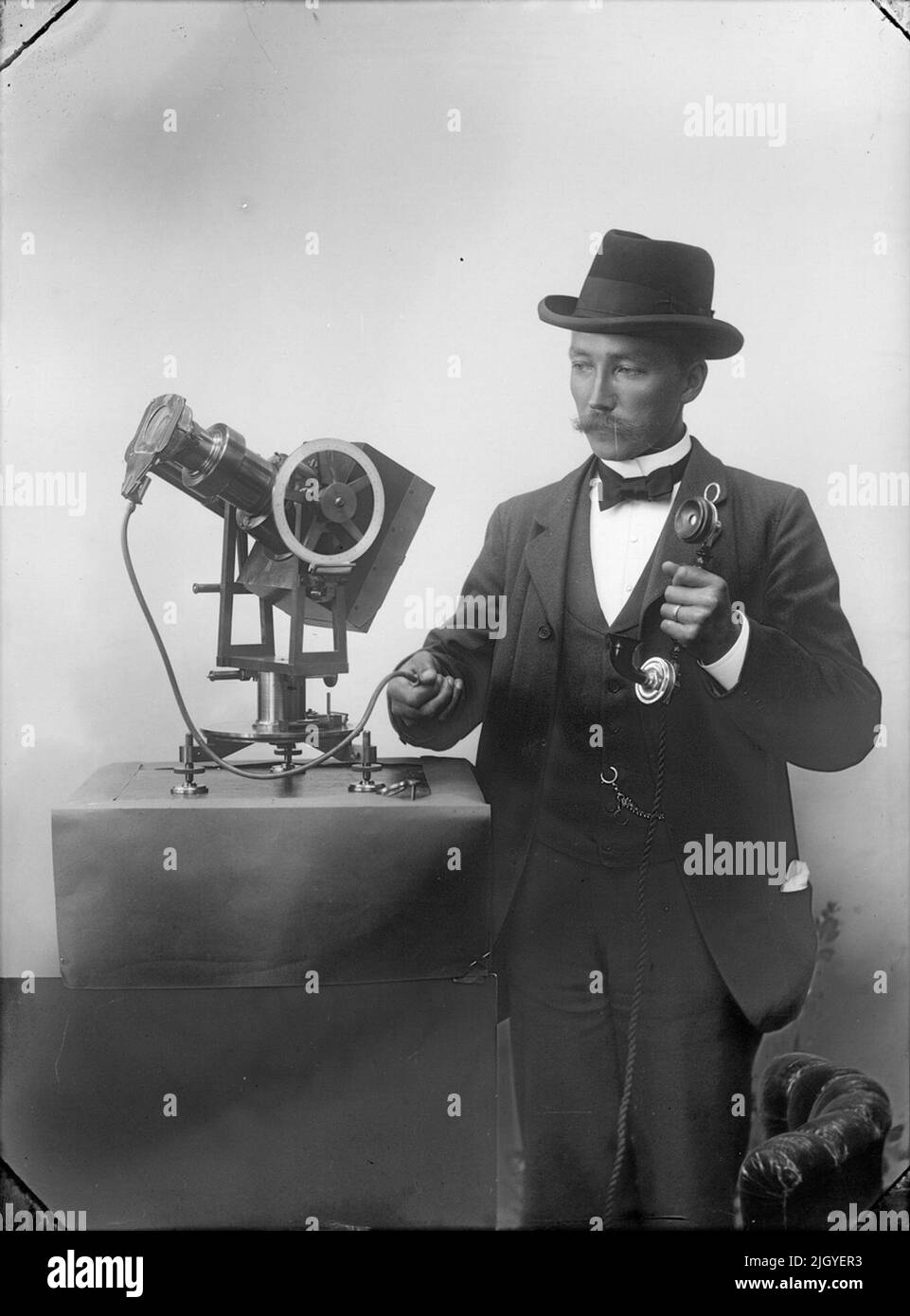 Meteorologe Jonas Westman mit meteorologischem Messgerät, Uppsale nach 1890. Meteorologe Jonas Westman mit meteorologischem Messgerät, Uppsale nach 1890 Stockfoto