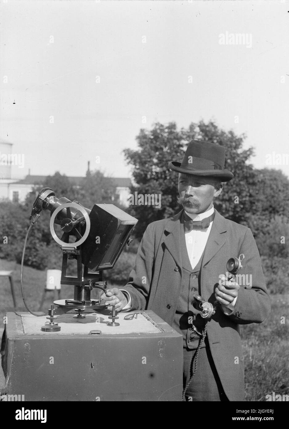 Meteorologe Jonas Westman mit meteorologischem Messgerät, Uppsale nach 1890. Meteorologe Jonas Westman mit meteorologischem Messgerät, Uppsale nach 1890 Stockfoto