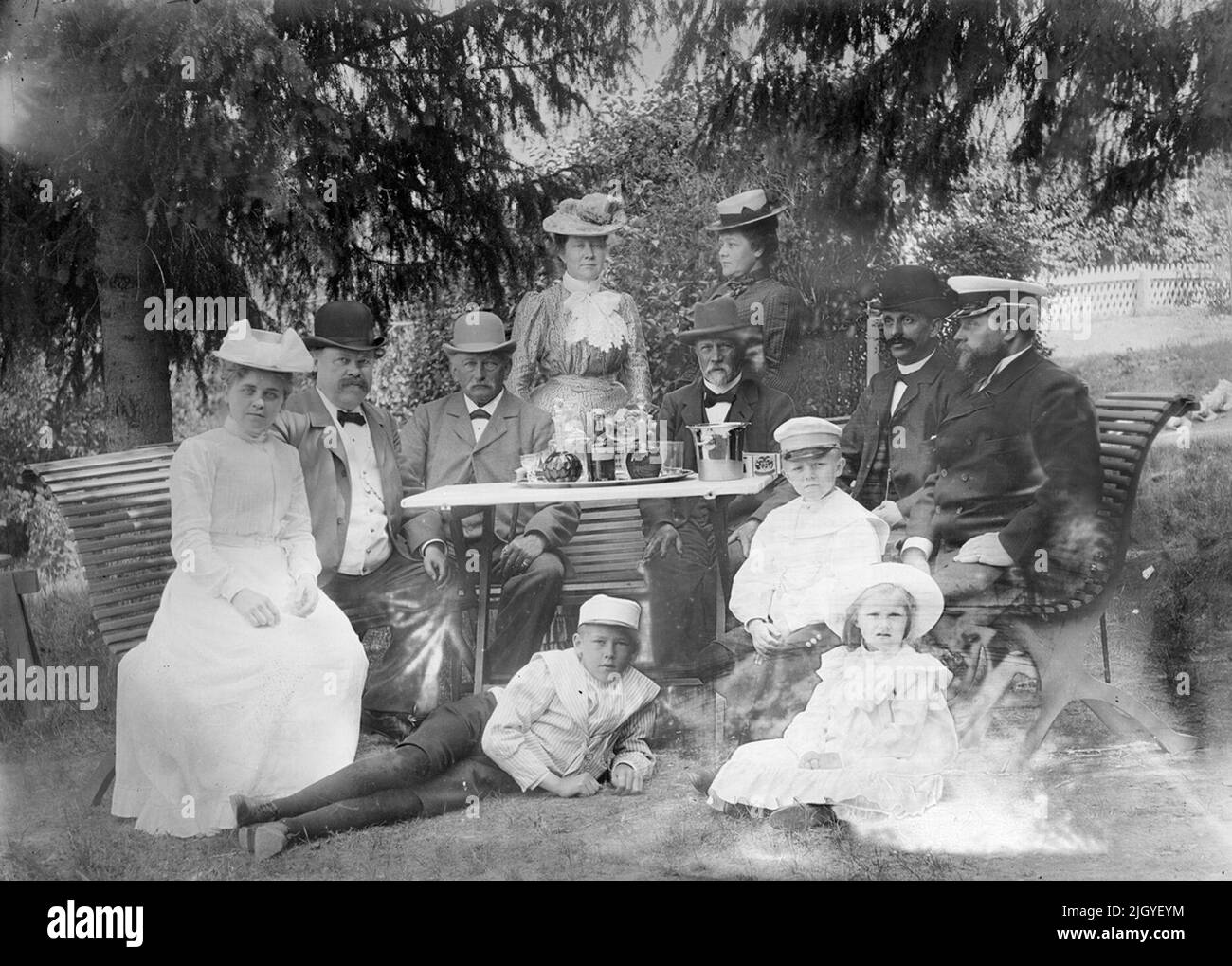 Die Händler anders Strandberg und Victor Söderberg mit Familien und Freunden, Haga, Marielund, Gemeinde Funbo, Uppland um 1900. Von links: Ester Söderberg. Held Herren Kreation Store Drottninggatan 1, Uppsala.okänd.Nanny Albertina Kroll, Business Assistant (1862-1946). Geboren in Halltorp, Grafschaft Kalmar. Karl August Söderbom, ehemaliger Glasbläser (1833-1925). Geboren in Ekeberga. Vater von Augusta Strandberg.augusta Strandberg (1860-1938). Geboren in Ekeberga, Kosta, Småland. Geboren Söderbom. Verheiratet 1887 mit anders Strandberg.OKänd.anders Strandberg (1862-1930). Geboren in Bunkeflo, Gemeinde Bunkeflo, Skåne. H Stockfoto