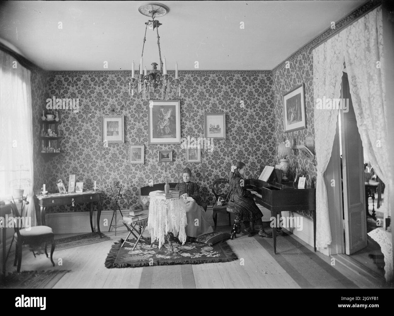 Emma Osti und Girl, Bredgränd 11, Uppsella nach 1895. Im Jahr 1985 stiftete die Borgarhemmet in Uppsale 99 Glasplatten sowie eine Reihe von Kopien, die Emma Osti gehörten, die zwischen 1930 und 1954 in der Bourgeoisie lebte. Die Bilder wurden auf dem Dachboden gefunden und die meisten Motive stammen aus dem Heim und Atelier von Emma und Henris in Bredgränd. Ehemalige Besitzerin: Osti, Emma Stockfoto