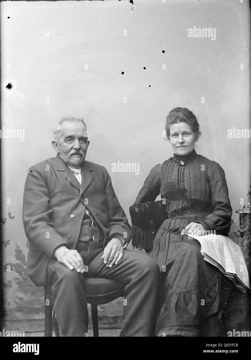 Ateljé Porträt - Emma Osti und gealterter Mann, Uppsale wahrscheinlich nach 1896. Im Jahr 1985 stiftete die Borgarhemmet in Uppsale 99 Glasplatten sowie eine Reihe von Kopien, die Emma Osti gehörten, die zwischen 1930 und 1954 in der Bourgeoisie lebte. Die Bilder wurden auf dem Dachboden gefunden und die meisten Motive stammen aus dem Heim und Atelier von Emma und Henris in Bredgränd. Ehemalige Besitzerin: Osti, Emma Stockfoto