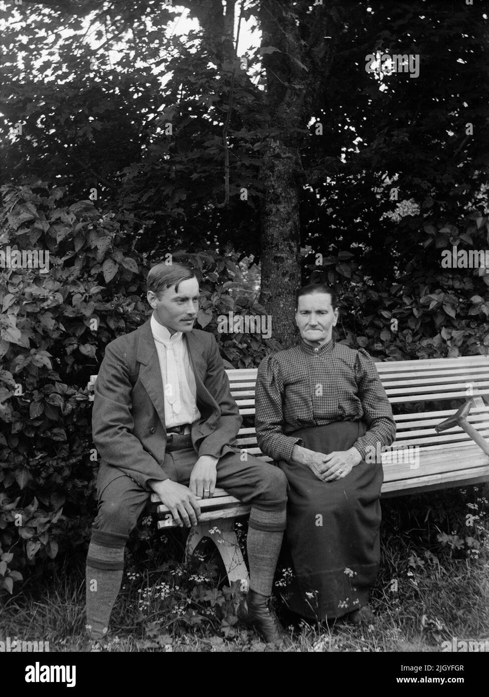 Josef Ärnström mit seiner Mutter Lovisa, Uppland. Die Bildsammlung von Josef Ärnström wurde vom Upplands Museum 2011 erworben.Josef Ärnström wurde 1887 in Keps, Gemeinde Hållnäs, Uppland, geboren. Er war mit Nora Selldin, geboren in Timrå, Medelpad, verheiratet. Sowohl Josef als auch seine Frau Nora nahmen um 1910 am Lehrerseminar in Uppsalla ihren Abschluss. In Medelpad erhielt das Paar als frisch verheiratetes Paar zwischen 1910 und 12 ihre ersten Lehrerdienste an der Bergschule. Der Umzug ging dann nach Lappland, wo Josef zwischen 1913 und 18 in Toulleuvaara angestellt war. Joseph beendete seine Karriere als Übungsschmerz Stockfoto