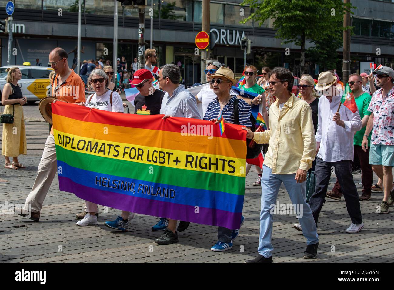 Diplomaten für LGBT+-Rechte mit einem stolzen Farbbanner bei der Helsinki Pride 2022 Parade in Mannerheimintie, Helsinki, Finnland Stockfoto