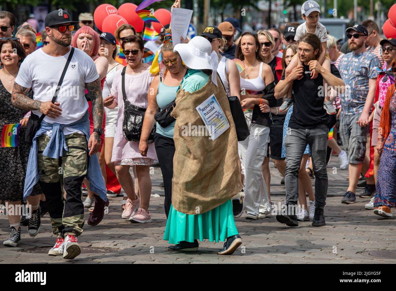 Religiöse Frau belästigt die Parade der Helsinki Pride 2022 in Helsinki, Finnland Stockfoto