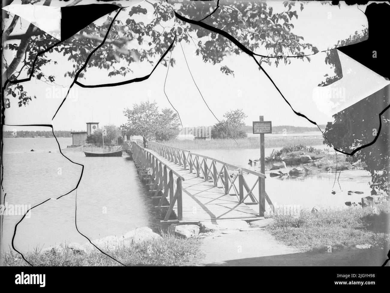Die Brücke über Kallbadhuset, Östhammar, Uppland. Die Brücke Über Kallbadhuset, Östhammar, Uppland Stockfoto