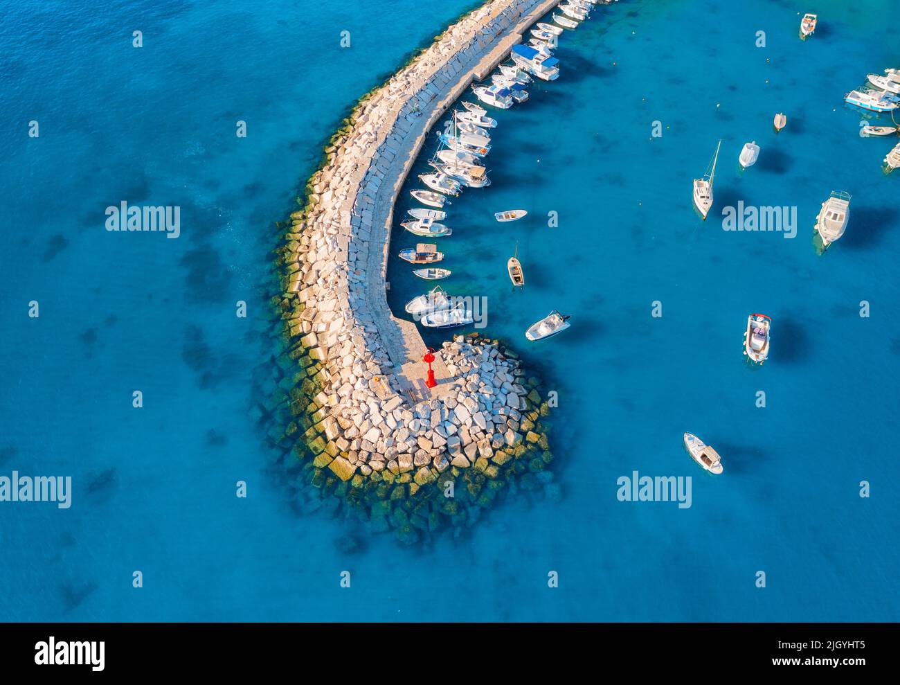 Luftaufnahme von Booten und Yachten im Dock, Wellenbrecher und blauem Meer Stockfoto