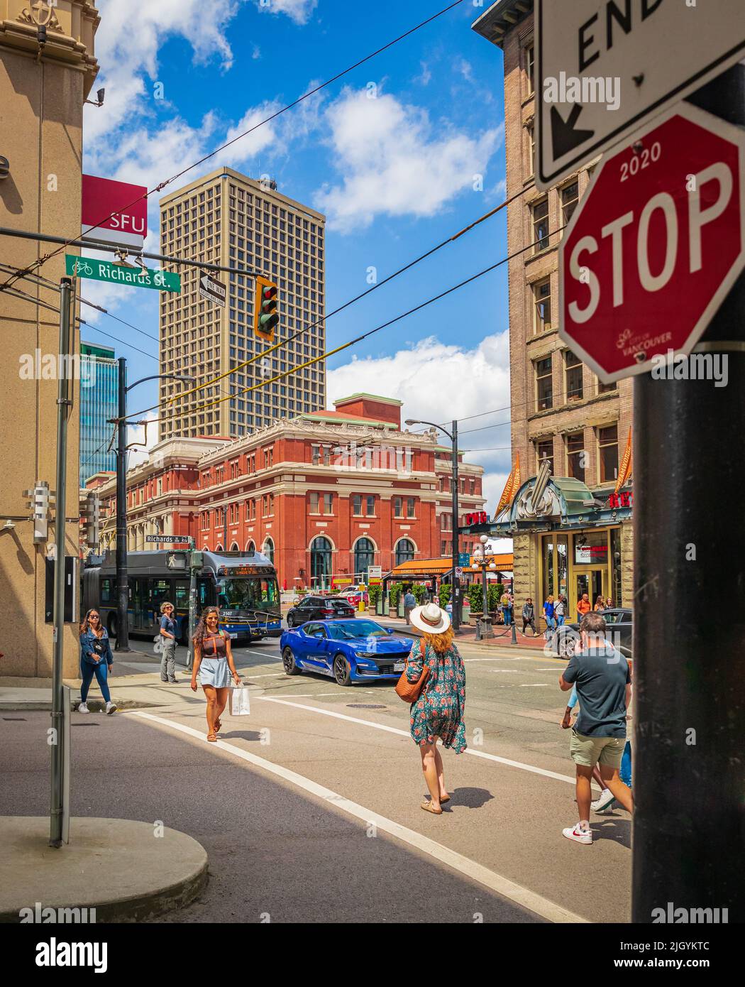 Blick auf die geschäftige Kreuzung bei Gastown. Menschen, die auf der Straße von Vancouver spazieren. Die Gastown-Gegend ist ein muss für die meisten Besucher von Vancouver – Juli 10,20 Stockfoto