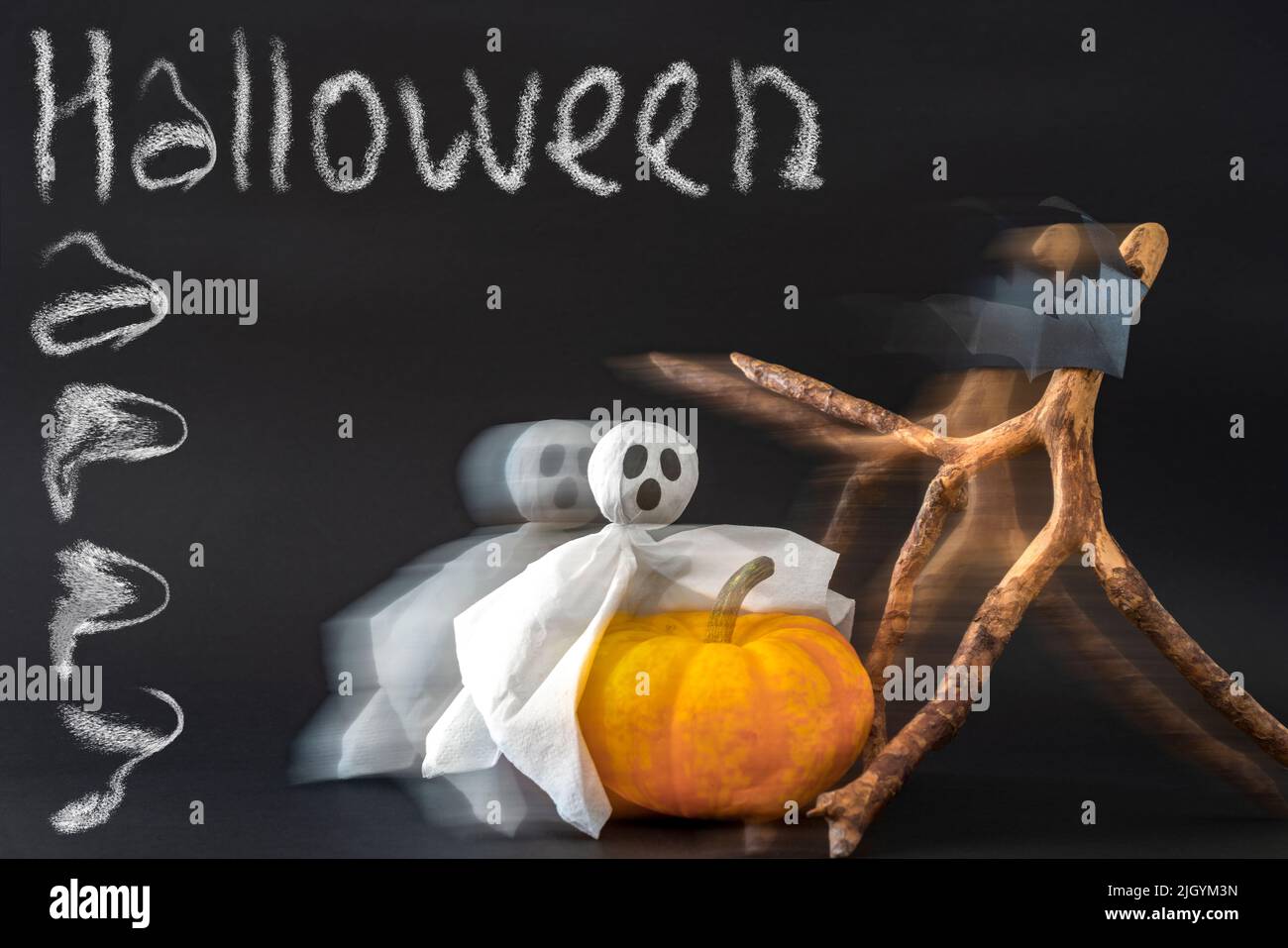 Kürbis, Geist und Fledermäuse auf schwarzem Hintergrund mit Aufschrift Happy Halloween mit Unschärfe-Effekt. Stockfoto