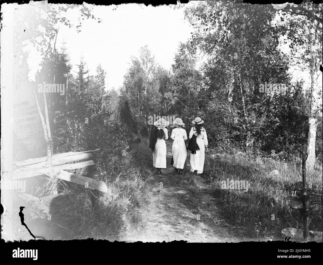 Drei Frauen gehen auf die Straße, Östhammar, Uppland. Drei Frauen gehen auf die Straße, Östhammar, Uppland Stockfoto