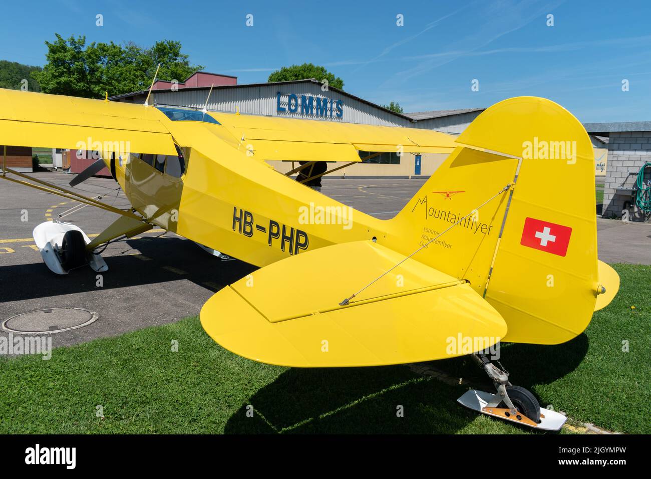 Lommis, Schweiz, 11. Mai 2022 Piper PA18-150 Super Cub Propellerflugzeug auf einem kleinen Flugplatz Stockfoto