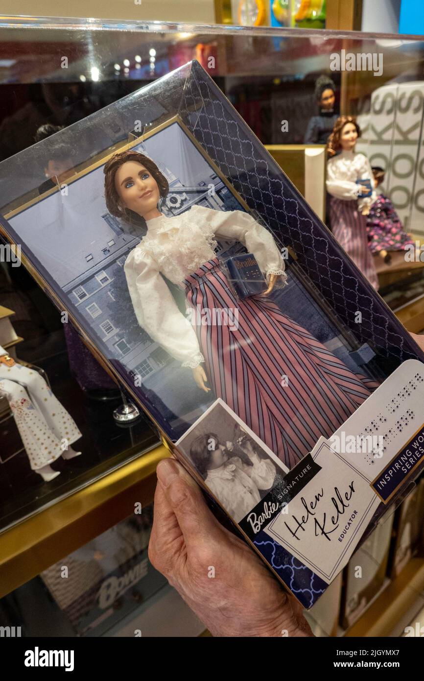 Helen Keller Barbie ist im berühmten Spielzeugladen FAO Schwarz im 30 Rockefeller Center, New York City, USA 2022 zu sehen Stockfoto