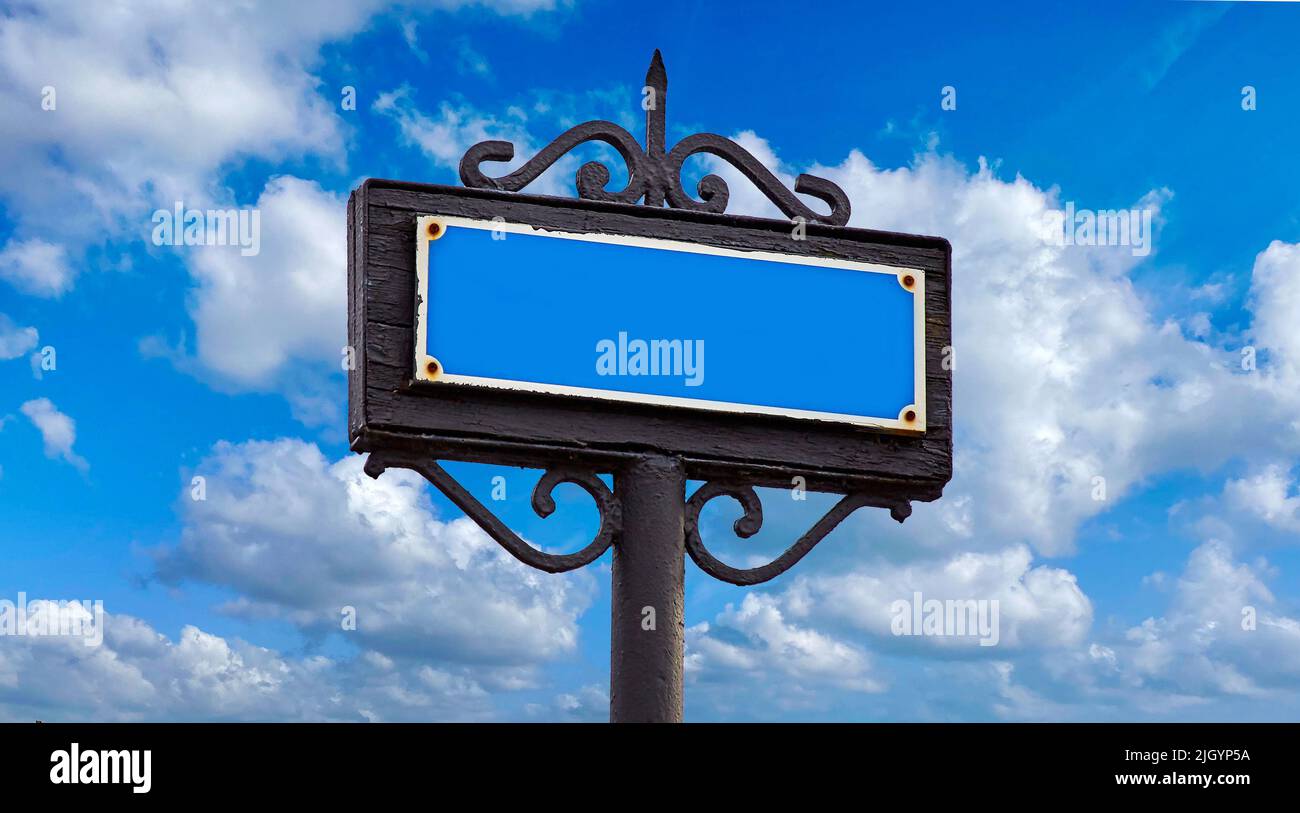 Altes Metall-Schild auf blauem Himmel Hintergrund Stockfoto