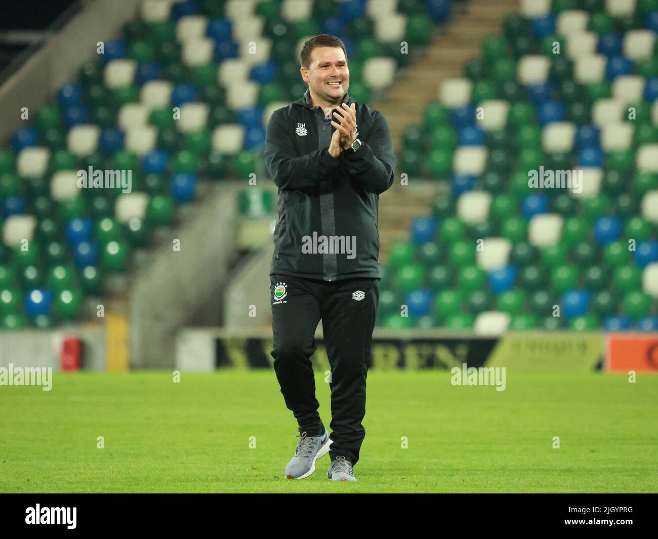 Windsor Park, Belfast, Nordirland, Großbritannien. 13. Juli 2022. UEFA Champions League erste Qualifikationsrunde (zweite Etappe) – Linfield gegen TNS. Action vom heutigen Spiel im Windsor Park (Linfield in Blau). Freude für Linfield-Manager David Healy. Kredit: CAZIMB/Alamy Live Nachrichten. Stockfoto