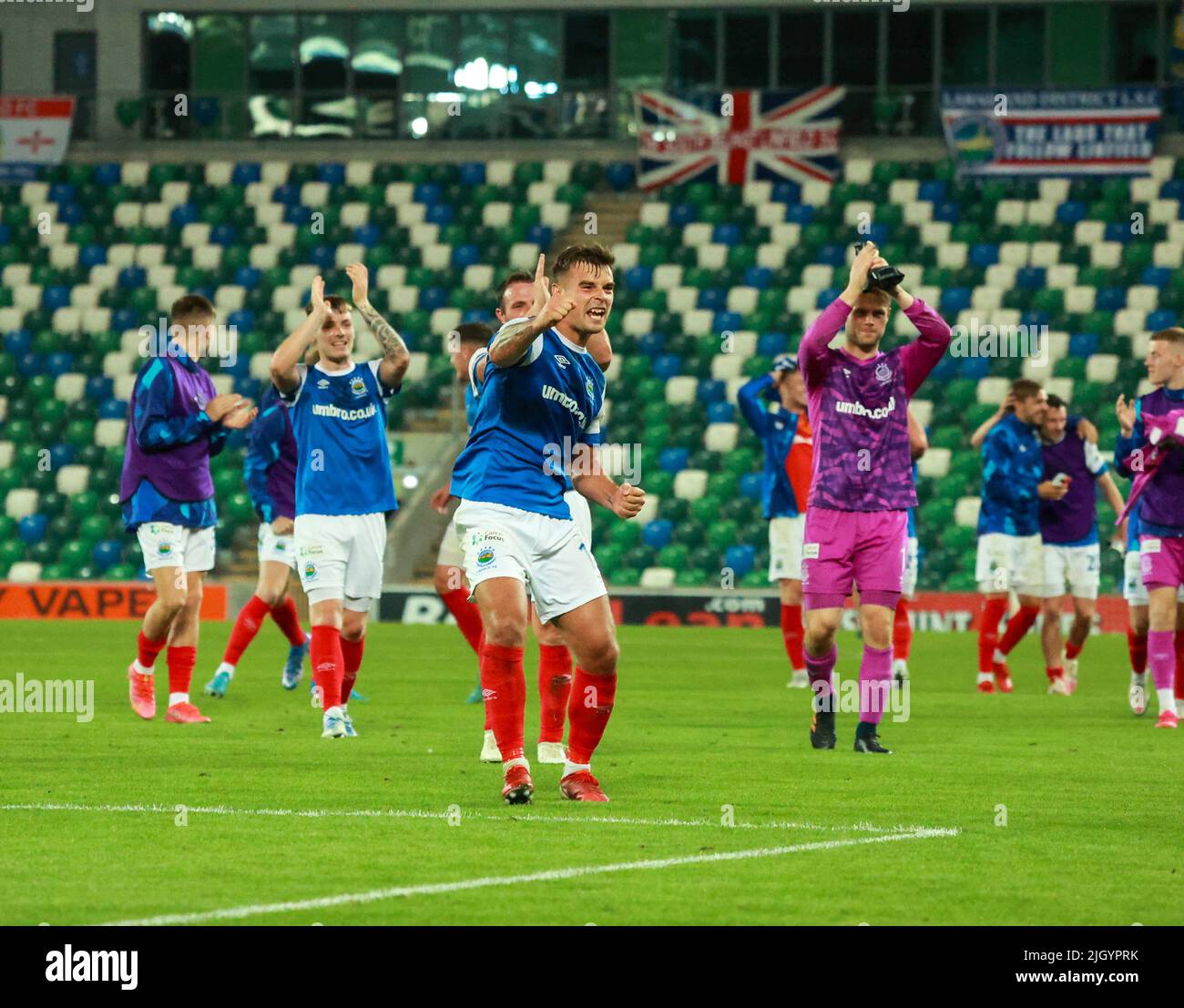 Windsor Park, Belfast, Nordirland, Großbritannien. 13. Juli 2022. UEFA Champions League erste Qualifikationsrunde (zweite Etappe) – Linfield gegen TNS. Action vom heutigen Spiel im Windsor Park (Linfield in Blau). Matthew Clarke feiert einen dramatischen Sieg. Für Linfield. Kredit: CAZIMB/Alamy Live Nachrichten. Stockfoto