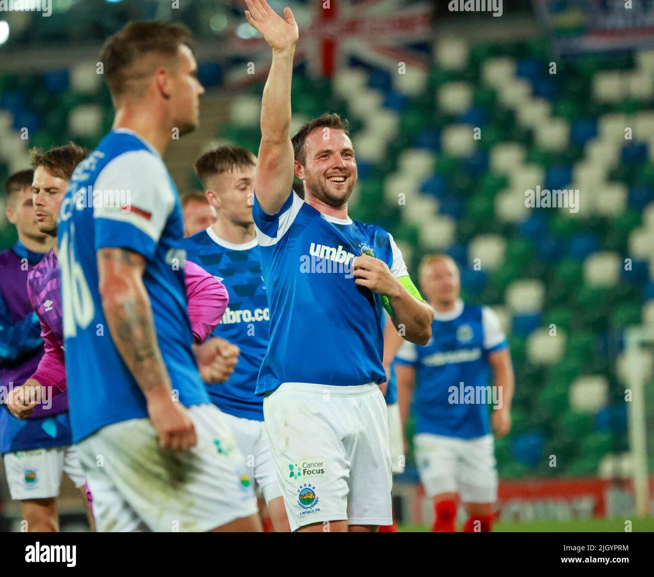 Windsor Park, Belfast, Nordirland, Großbritannien. 13. Juli 2022. UEFA Champions League erste Qualifikationsrunde (zweite Etappe) – Linfield gegen TNS. Action vom heutigen Spiel im Windsor Park (Linfield in Blau). Nachspiel-Vergnügen für Linfield-Legende und Torschützenkönig Jamie Mulgrew. Kredit: CAZIMB/Alamy Live Nachrichten. Stockfoto