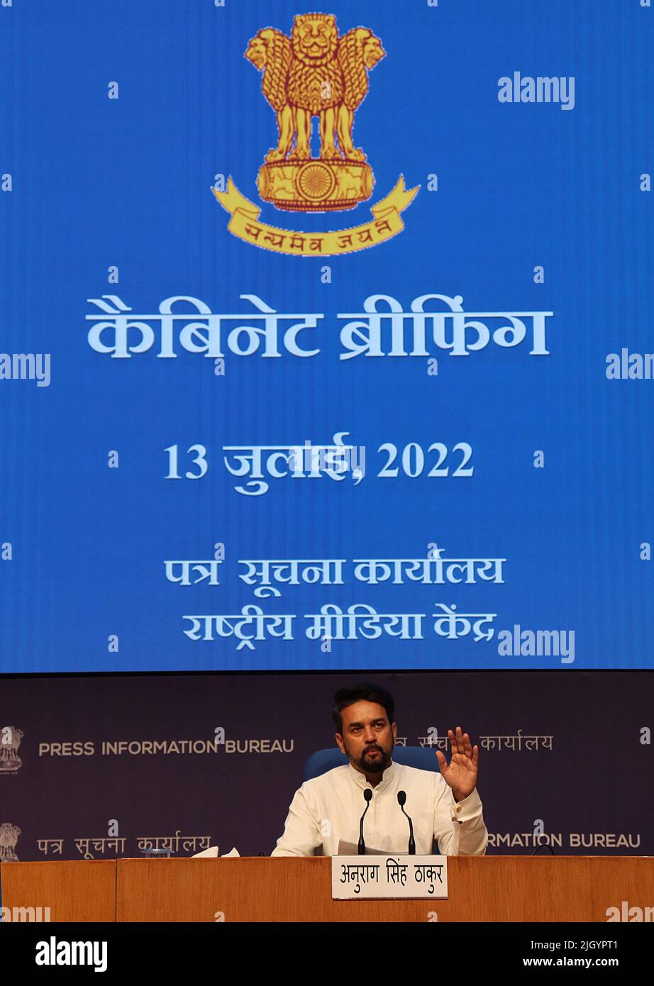 Neu-Delhi, Indien. 13.. Juli 2022. Der Minister für Sport, Jugend und Informations- und Rundfunkminister Anurag Singh Thakur wendet sich vom 15. Juli 2022 bis zu den nächsten 75 Tagen an alle Bürger über 18 Jahren, die über kostenlose Booster-Dosen berichten. Diese Einrichtung wird in allen Regierungszentren verfügbar sein. Kredit: SOPA Images Limited/Alamy Live Nachrichten Stockfoto